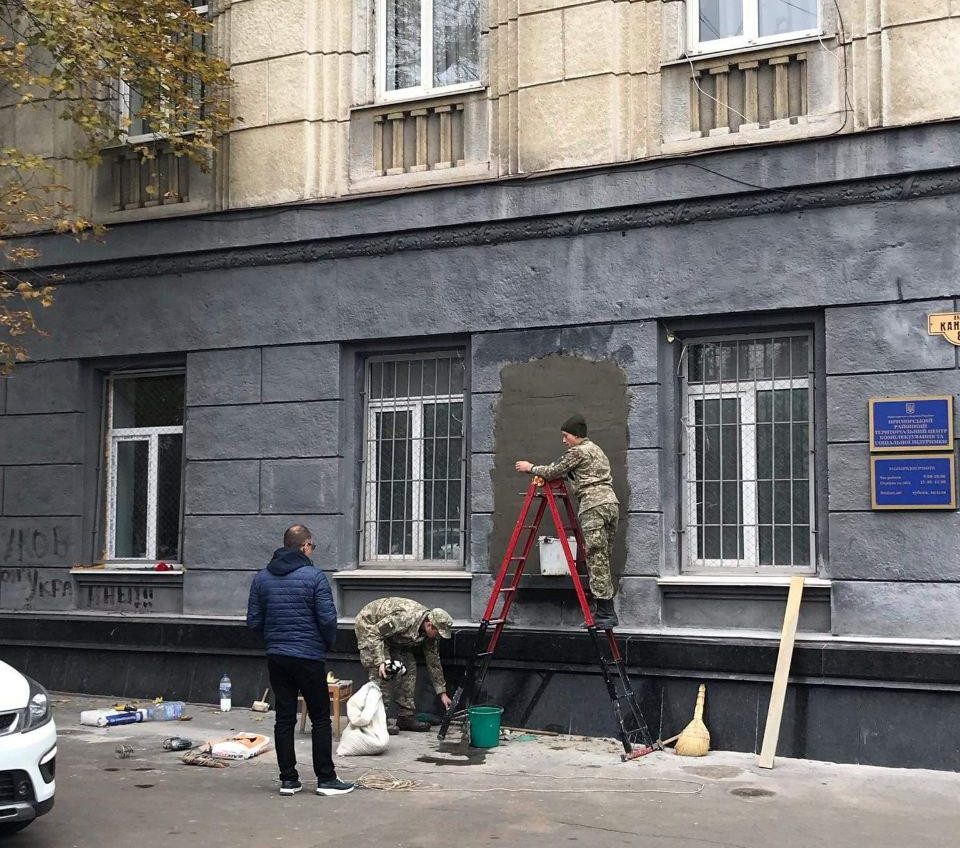 Штукатурка вместо маршала: место под демонтированным барельефом Жукову заложили кирпичами (фото) «фото»