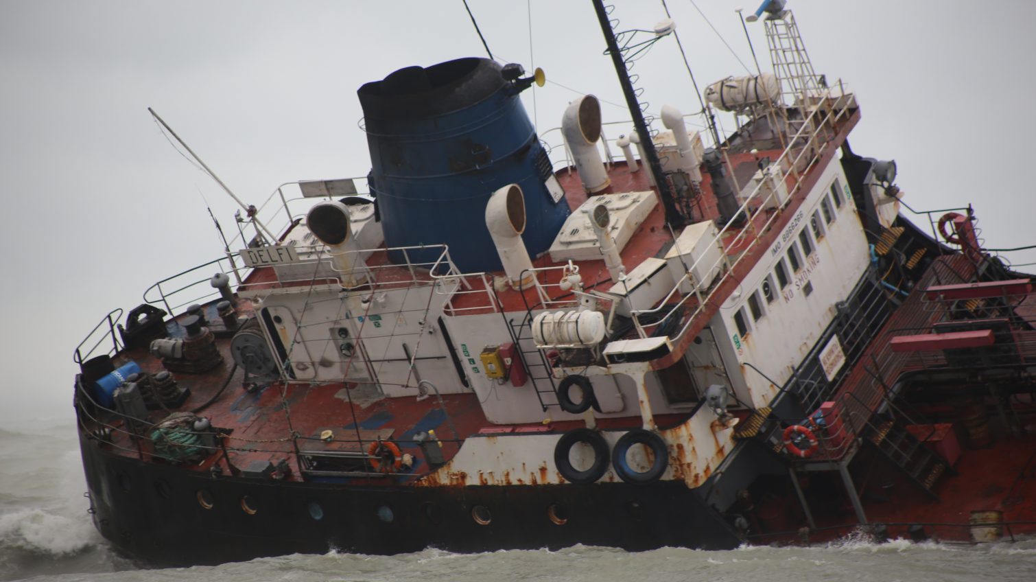 Открыто уголовное производство по аварии с танкером Delfi «фото»