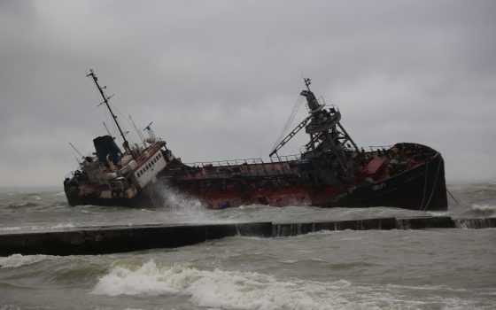 Коммунальщиков и спасателей, которые участвовали в спасательной операции с танкером, отметят наградами «фото»