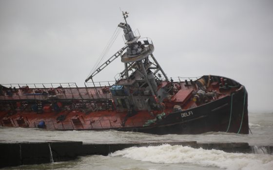 Крушение “Delfi”: концентрация нефтепродуктов в воде у пляжа в 53 раза выше нормы (документ) «фото»