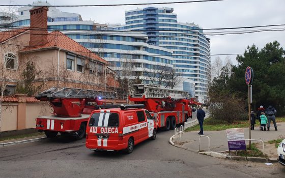 На ложный вызов в ЖК “Белый парус” съехалось 7 пожарных машин (фото) usionline.com На ложный вызов в ЖК “Белый парус” съехалось 7 пожарных машин (фото) «фото»
