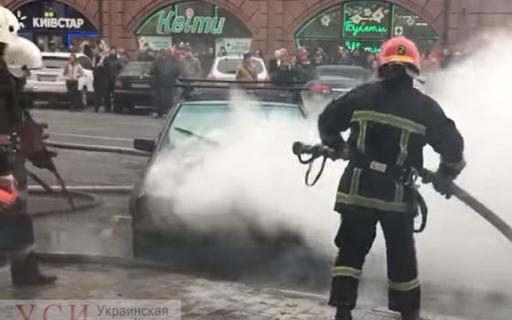 Возле Привоза горела иномарка (видео) usionline.com Возле Привоза горела иномарка (видео) «фото»