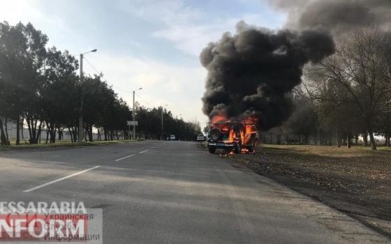 Не доехали на задержание: в Измаиле на ходу загорелся автомобиль полицейских (фото) usionline.com Не доехали на задержание: в Измаиле на ходу загорелся автомобиль полицейских (фото) «фото»