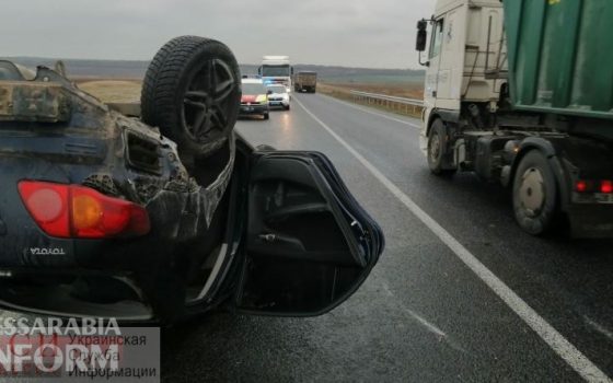 Иностранцы перевернулись на машине в Арцизском районе (фото) «фото»