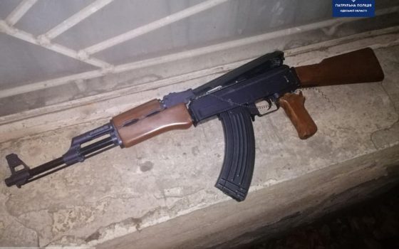 Угрожали игрушечным автоматом: на Сегедской хулиганы напали на парковщика (фото) «фото»