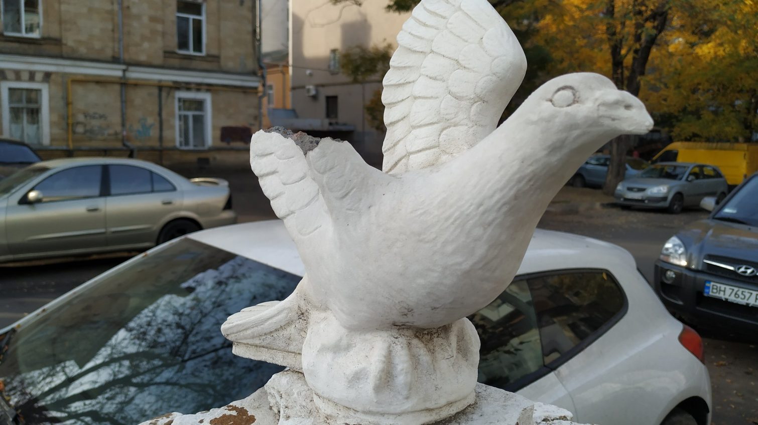 В центре Одессы вандалы отбили крыло голубю – части скульптурной группы Почаевской Божьей матери «фото»