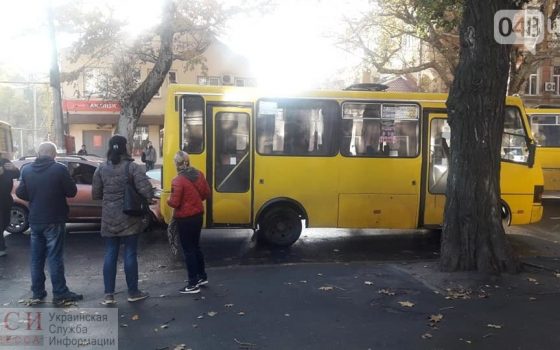 В Одессе маршрутка не поделила дорогу с двумя легковыми авто: есть пострадавшая (фото) «фото»