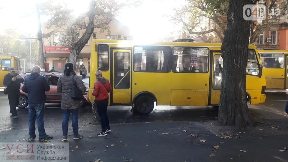 В Одессе маршрутка не поделила дорогу с двумя легковыми авто: есть пострадавшая (фото) «фото»