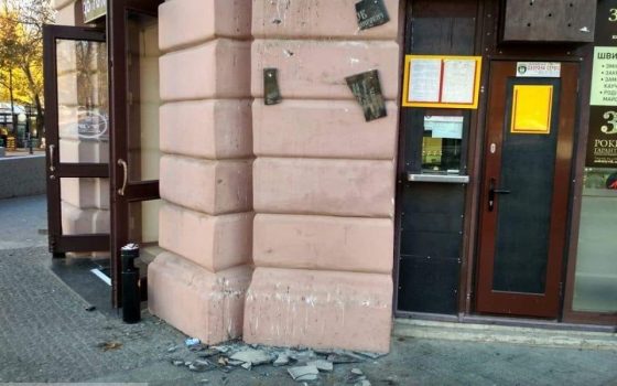 Неизвестные разбили мемориальную доску погибшему евромайдановцу в Одессе (фото) usionline.com Неизвестные разбили мемориальную доску погибшему евромайдановцу в Одессе (фото) «фото»