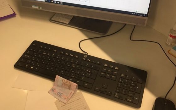 Хамство или взятка: в новой мэрии пенсионерка кинула на рецепции 50 гривен, чтобы “ускорить процесс” «фото»
