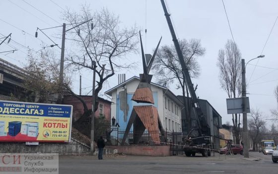 Художник Александр Милов установил стальную 13-метровую “Агонь-Бабу” на Приморской (фото) usionline.com Художник Александр Милов установил стальную 13-метровую “Агонь-Бабу” на Приморской (фото) «фото»