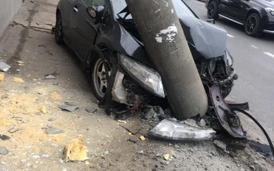 На Грушевского автомобиль протаранил столб: несколько домов остались без света (фото) «фото»