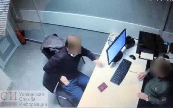 В Одесском аэропорту иностранец пытался подкупить пограничника, предложив ему взятку в 3,5 тысячи долларов (фото) usionline.com В Одесском аэропорту иностранец пытался подкупить пограничника, предложив ему взятку в 3,5 тысячи долларов (фото) «фото»