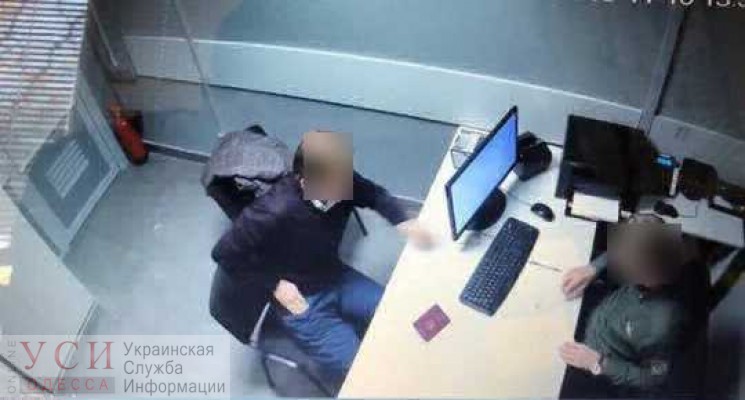 В Одесском аэропорту иностранец пытался подкупить пограничника, предложив ему взятку в 3,5 тысячи долларов (фото) «фото»