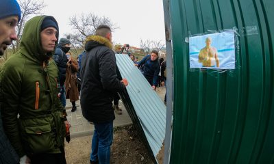 Одесситы снесли забор над пляжем, где может появиться 10-этажка – как это было (фоторепортаж, видео) «фото»
