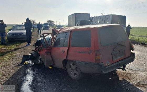 Пошел на обгон: пять машин и автобус столкнулось на трассе возле города Южный (фото) usionline.com Пошел на обгон: пять машин и автобус столкнулось на трассе возле города Южный (фото) «фото»