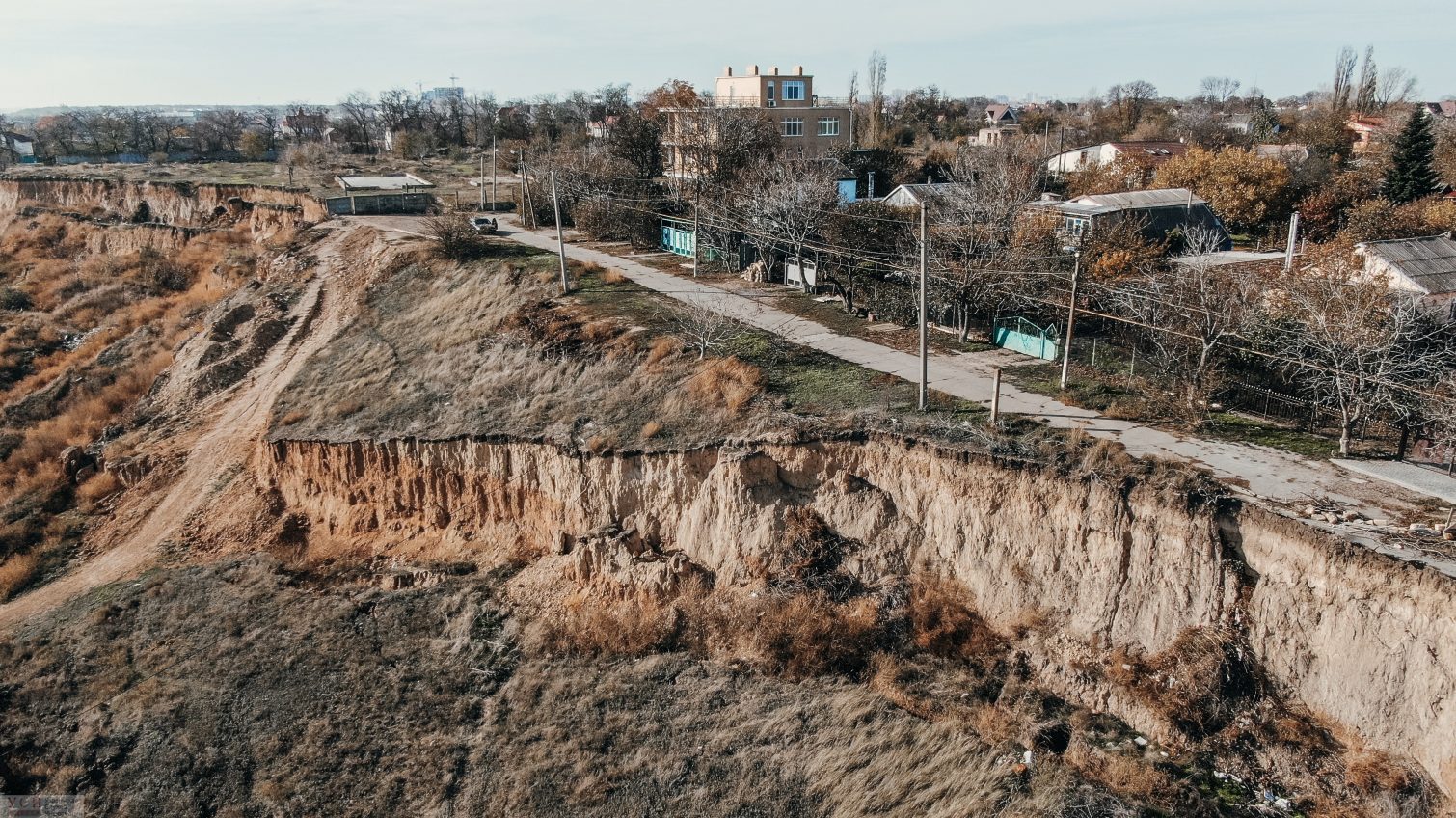 Оползень навис над жилыми домами под склонами в Фонтанке (фото, видео) «фото»