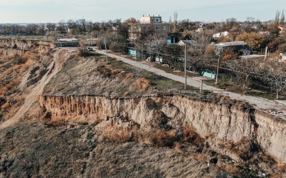 Оползень навис над жилыми домами под склонами в Фонтанке (фото, видео) «фото»