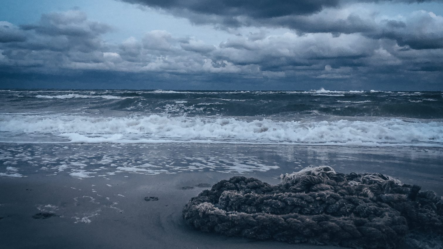 Море, шторм и алкоголь: на Ланжероне спасли подвыпившего любителя осенних заплывов (видео) «фото»