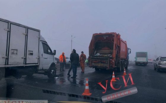 ДТП с грузовиком и мусоровозом возле “Эпицентра” создало масштабную пробку на подъезде к Одессе (фото) ОБНОВЛЕНО usionline.com ДТП с грузовиком и мусоровозом возле “Эпицентра” создало масштабную пробку на подъезде к Одессе (фото) ОБНОВЛЕНО «фото»