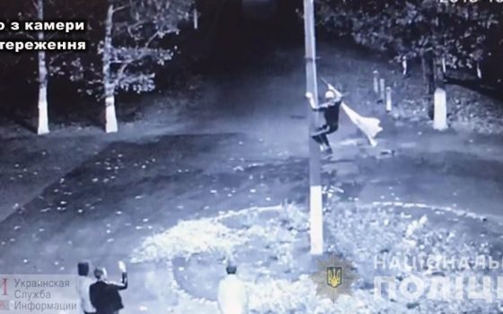 Три года тюрьмы грозит жителю Одесской области, вытершему ноги о флаг Украины (фото, видео) usionline.com Три года тюрьмы грозит жителю Одесской области, вытершему ноги о флаг Украины (фото, видео) «фото»