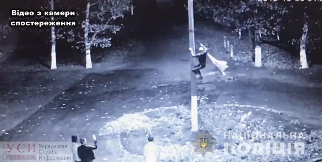 Три года тюрьмы грозит жителю Одесской области, вытершему ноги о флаг Украины (фото, видео) «фото»
