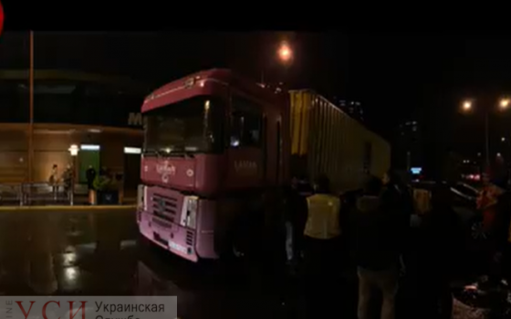 Не получилось: в Киеве фура на одесских номерах попыталась заехать на МакДрайв и снесла ограду (видео) usionline.com Не получилось: в Киеве фура на одесских номерах попыталась заехать на МакДрайв и снесла ограду (видео) «фото»