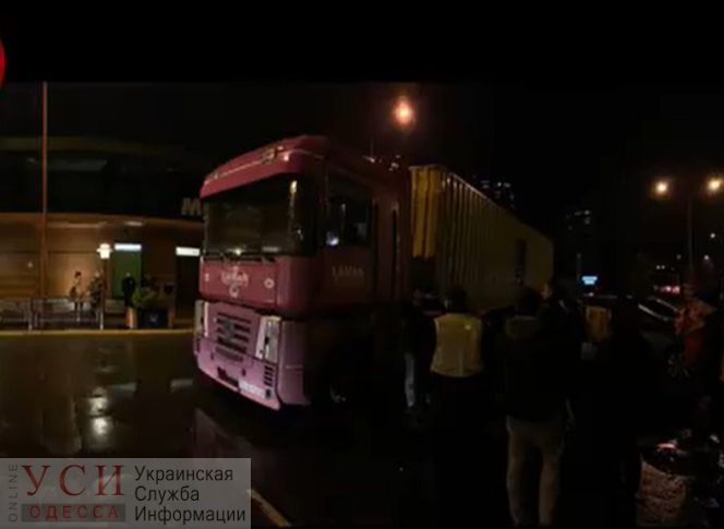 Не получилось: в Киеве фура на одесских номерах попыталась заехать на МакДрайв и снесла ограду (видео) «фото»
