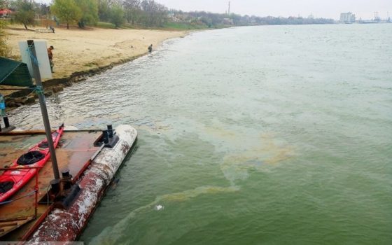 В Измаиле на Дунае ликвидировали большое нефтяное пятно: виновником может быть старое судно «фото»