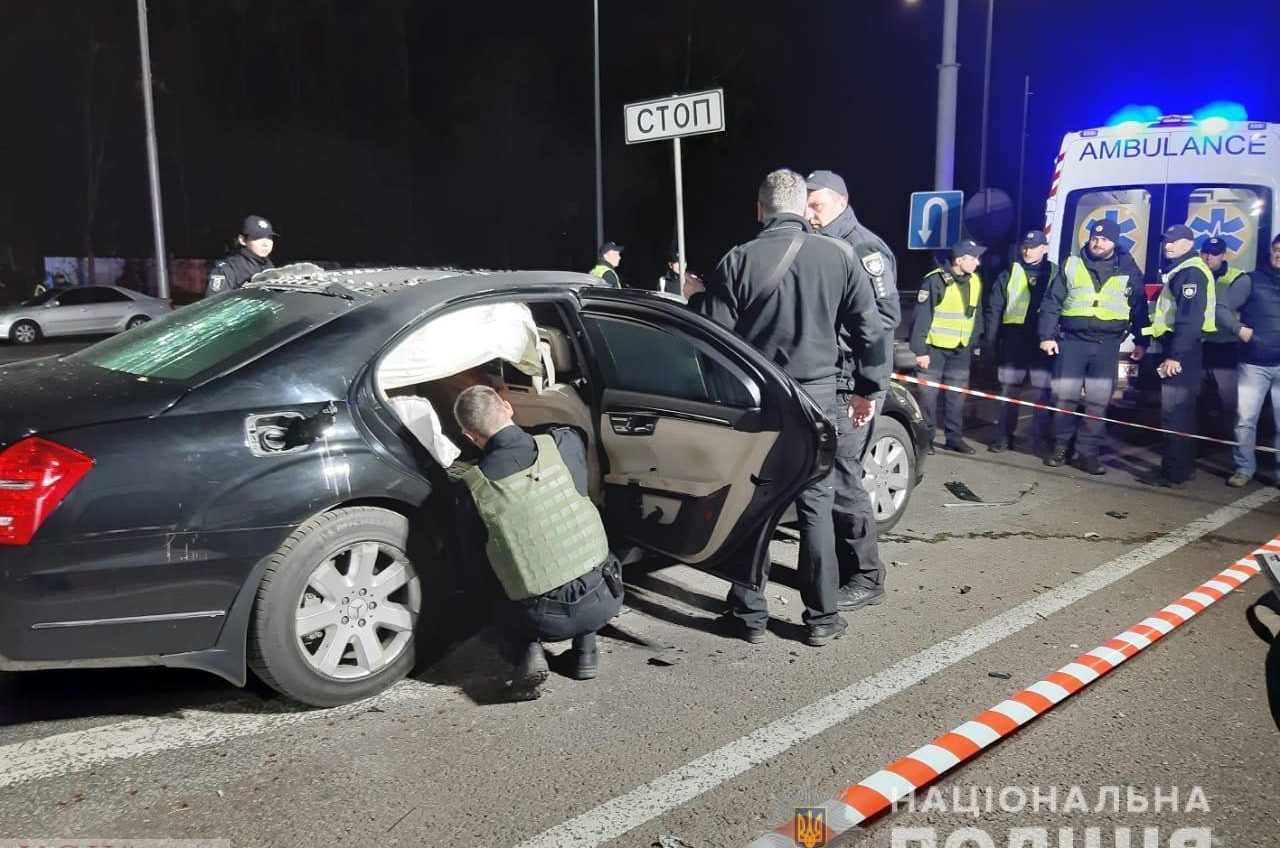 Один погибший, двое в больнице: неизвестный мотоциклист взорвал иномарку с тремя людьми в Киеве «фото»