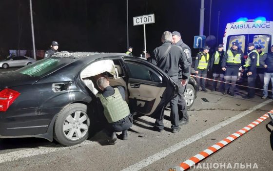 Один погибший, двое в больнице: неизвестный мотоциклист взорвал иномарку с тремя людьми в Киеве usionline.com Один погибший, двое в больнице: неизвестный мотоциклист взорвал иномарку с тремя людьми в Киеве «фото»