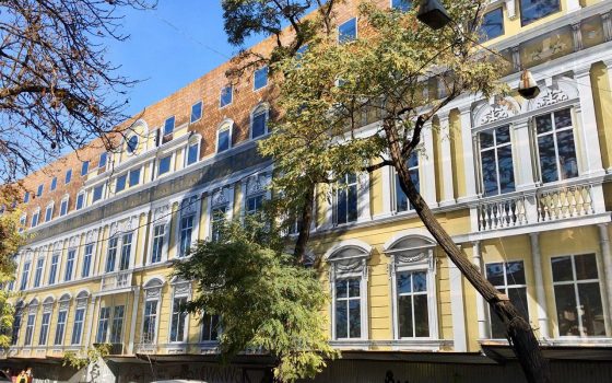 Здание-памятник архитектуры на Гоголя незаконно “одели” в баннер, говорящий о пристройке двухэтажной мансарды usionline.com Здание-памятник архитектуры на Гоголя незаконно “одели” в баннер, говорящий о пристройке двухэтажной мансарды «фото»