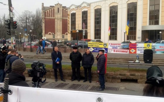 “Чемодан, вокзал, Латвия!”: одесские портовики объявили забастовку (фото) usionline.com “Чемодан, вокзал, Латвия!”: одесские портовики объявили забастовку (фото) «фото»
