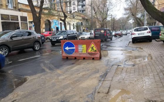 В центре Одессы снова прорвало водопровод: так старые трубы реагируют на перемены погоды (фото, видео) usionline.com В центре Одессы снова прорвало водопровод: так старые трубы реагируют на перемены погоды (фото, видео) «фото»