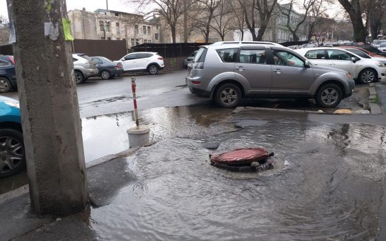 На Успенской из люка бьет поток воды (фото, видео) «фото»