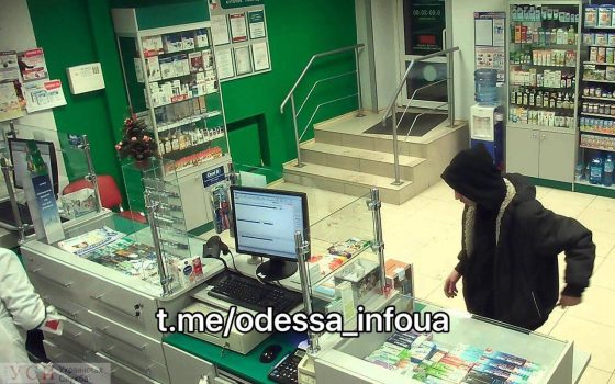 Вооруженный металлическим прутом преступник ограбил аптеку на Таирова usionline.com Вооруженный металлическим прутом преступник ограбил аптеку на Таирова «фото»