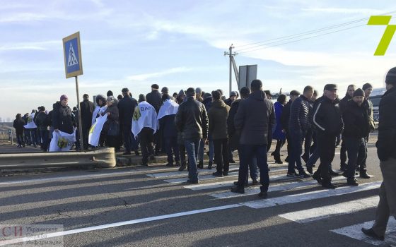 Трасса Одесса-Киев перекрыта: аграрии протестуют против земельной реформы (фото) usionline.com Трасса Одесса-Киев перекрыта: аграрии протестуют против земельной реформы (фото) «фото»