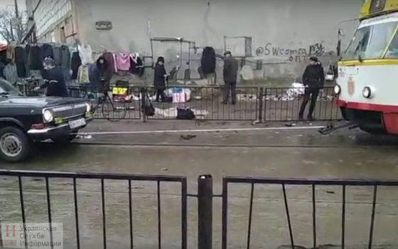 Будни Новощепного ряда: трамвай вытягивал застрявшую “Волгу” «фото»