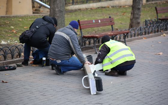 На Греческой площади снова чинят “бриллиантовые” LED-качели (фото) usionline.com На Греческой площади снова чинят “бриллиантовые” LED-качели (фото) «фото»