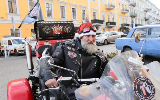 Около сотни Дедов Морозов проехались на своем двухколесном транспорте по Одессе (фото) «фото»