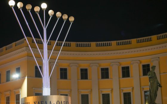 В честь праздника Хануки у Потемкинской лестницы установили девятисвечник (фото) «фото»