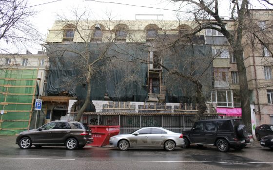 В историческом центре Одессы на фасаде памятника архитектуры вовсю возводят пристройку без необходимых документов (фото) «фото»