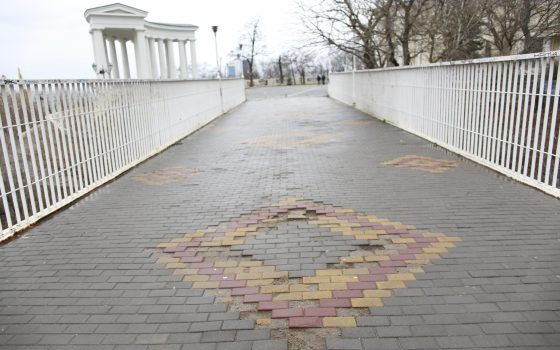 Плитка на Тещином мосту разрушается, а на Воронцовской колоннаде появились сколы и трещины (фото) «фото»
