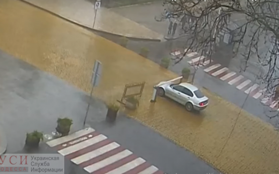 Забыл поставить на “ручник”: автомобиль протаранил шлагбаум “муниципалов” у одесской мэрии (видео) «фото»