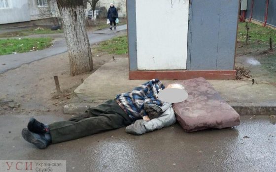 На поселке Котовского автомобиль насмерть сбил мужчину – полиция устанавливает личность погибшего (фото 18+) «фото»