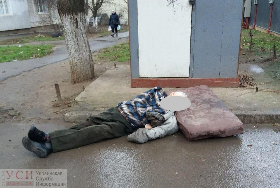 На поселке Котовского автомобиль насмерть сбил мужчину – полиция устанавливает личность погибшего (фото 18+) «фото»