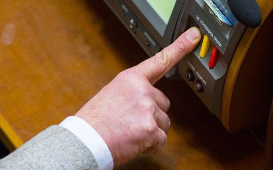 Одесский нардеп попал в ТОП-5 парламентских “кнопкодавов” года (инфографика) «фото»