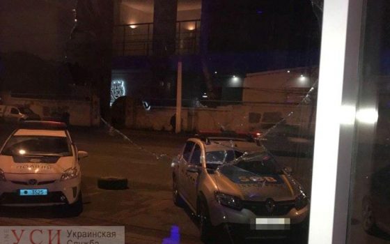 Хотела прокатиться: на поселке Котовского женщина кирпичом разбила стекло автосалона, но не смогла уехать (фото) «фото»