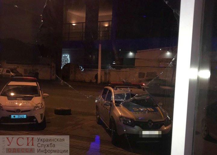 Хотела прокатиться: на поселке Котовского женщина кирпичом разбила стекло автосалона, но не смогла уехать (фото) «фото»