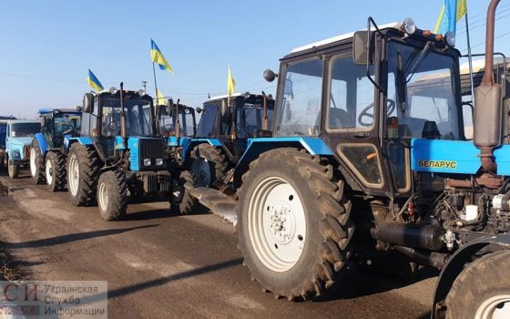 Под Одессой более 400 аграриев несколько часов перекрывали дорогу и никого не пропускали (фото) usionline.com Под Одессой более 400 аграриев несколько часов перекрывали дорогу и никого не пропускали (фото) «фото»